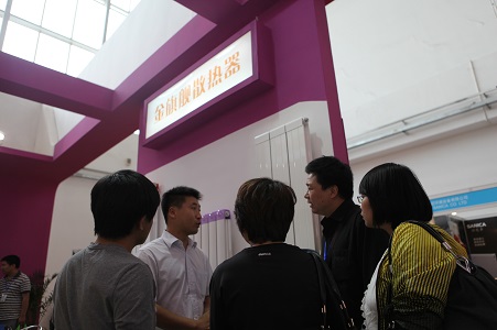 經(jīng)銷商詢問現(xiàn)場